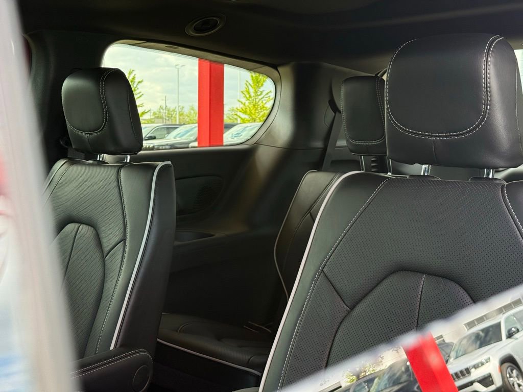 New 2027 Chrysler Pacifica Limited FWD image 37