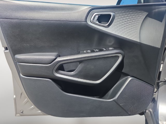 Used 2025 Kia Soul LX w/ LX Technology Package FWD image 16
