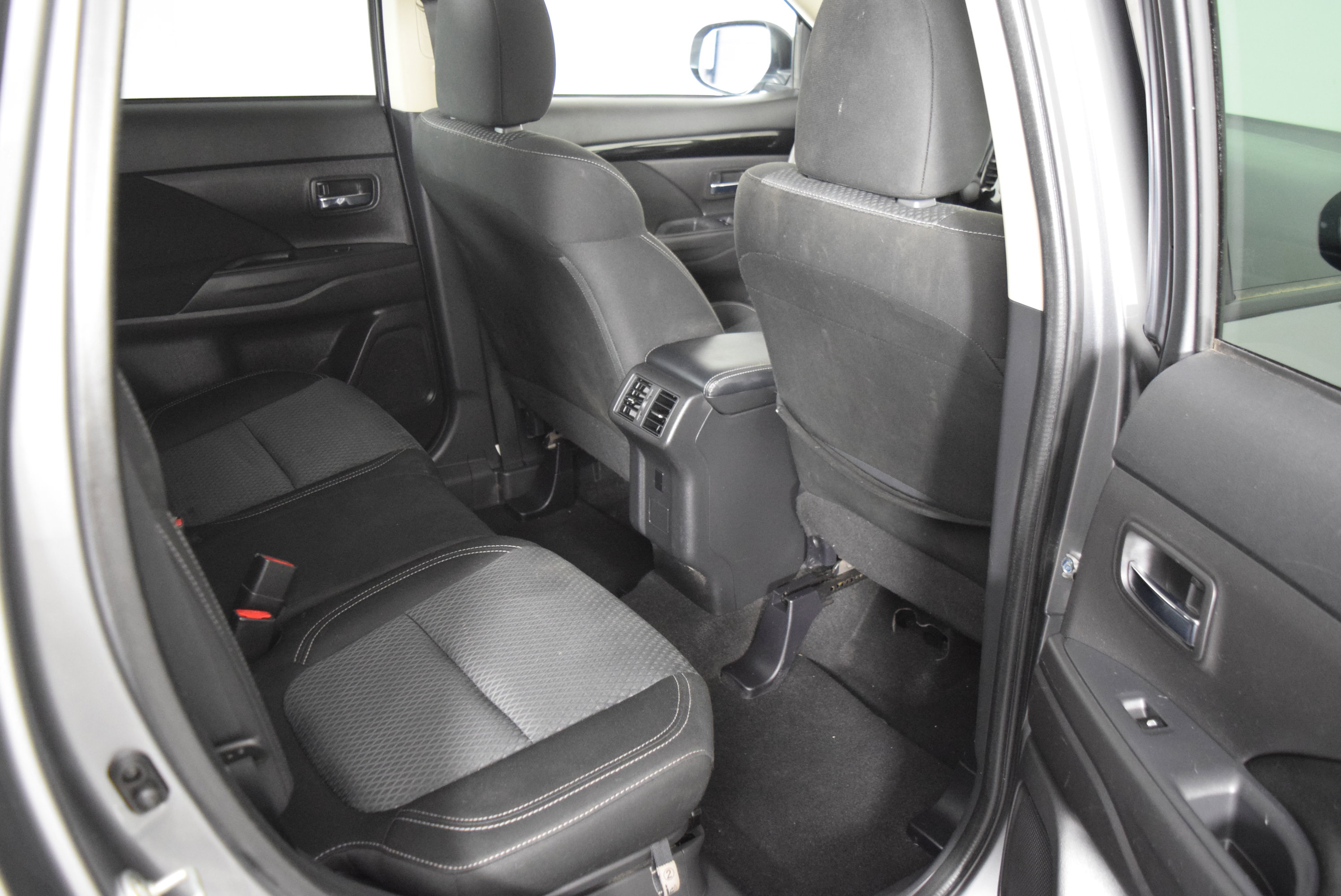 Used 2020 Mitsubishi Outlander ES image 34
