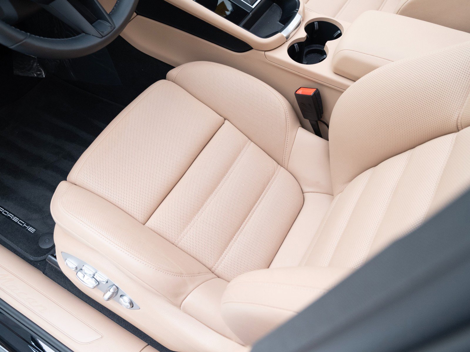 Certified 2025 Porsche Macan image 16