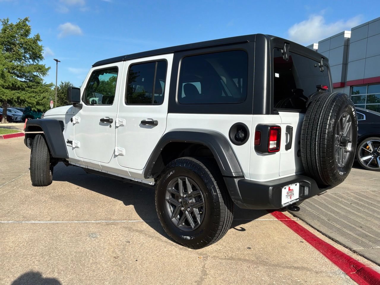 Used 2025 Jeep Wrangler Unlimited Sport AWD/4WD image 8