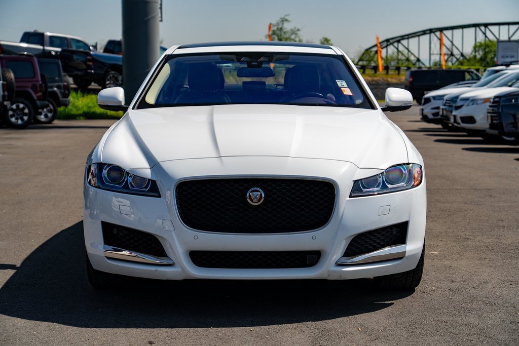 Used 2018 Jaguar XF Prestige image 3