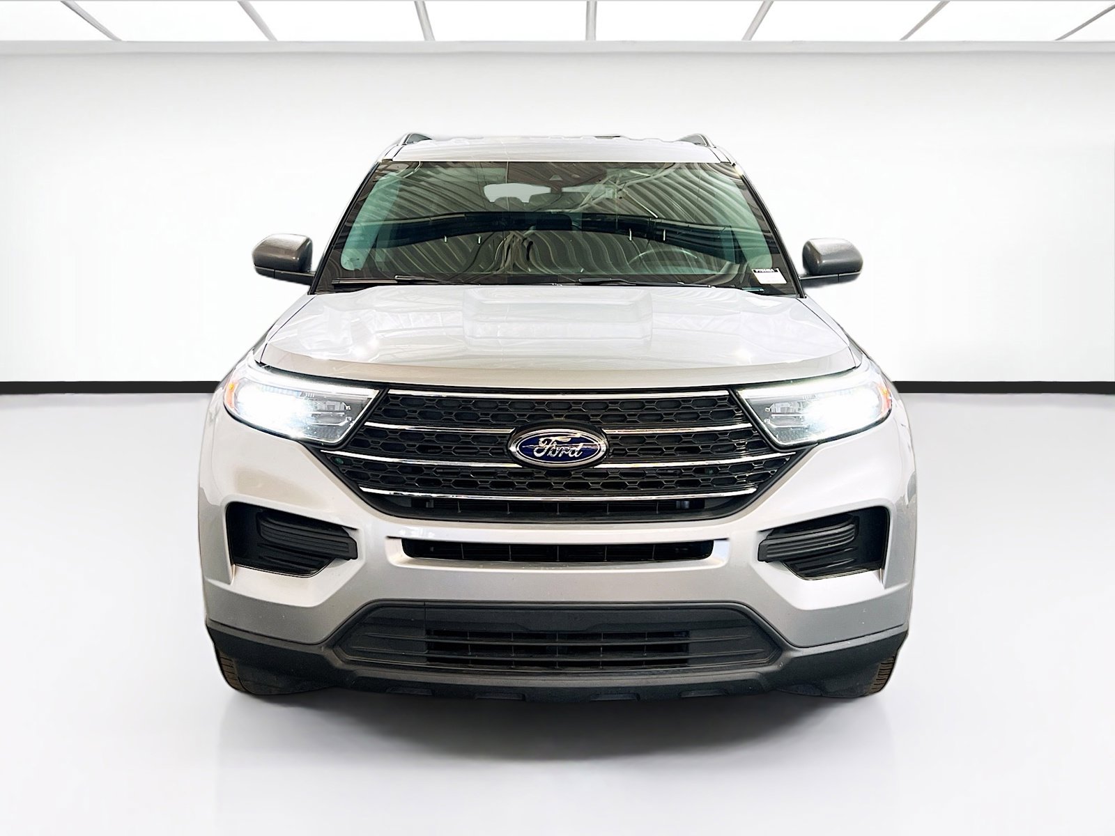 Used 2022 Ford Explorer XLT image 2