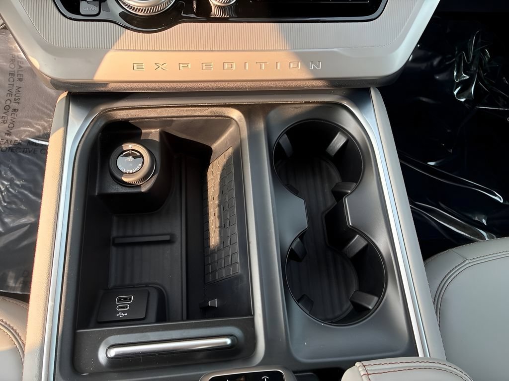 Used 2025 Ford Expedition Active AWD/4WD image 32
