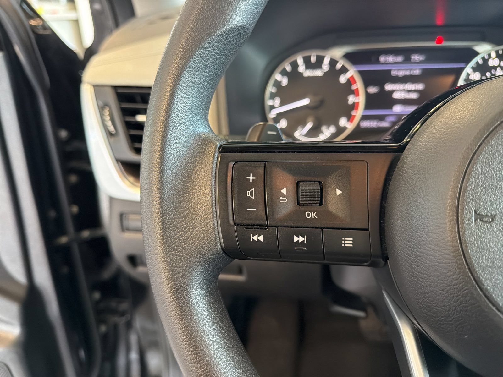Used 2023 Nissan Rogue SV AWD/4WD image 18