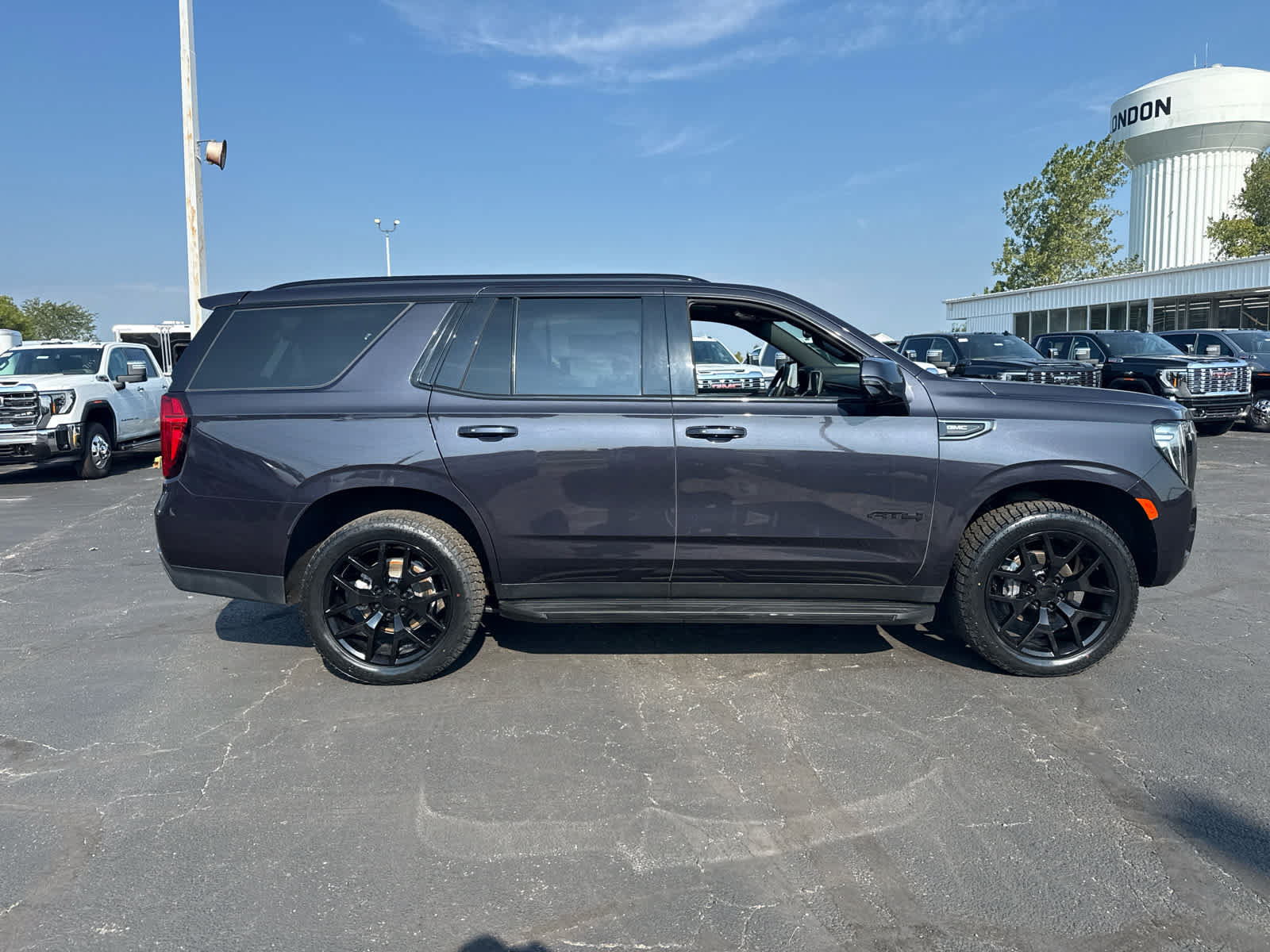 Certified 2024 GMC Yukon AT4 w/ Technology Package AWD/4WD image 6