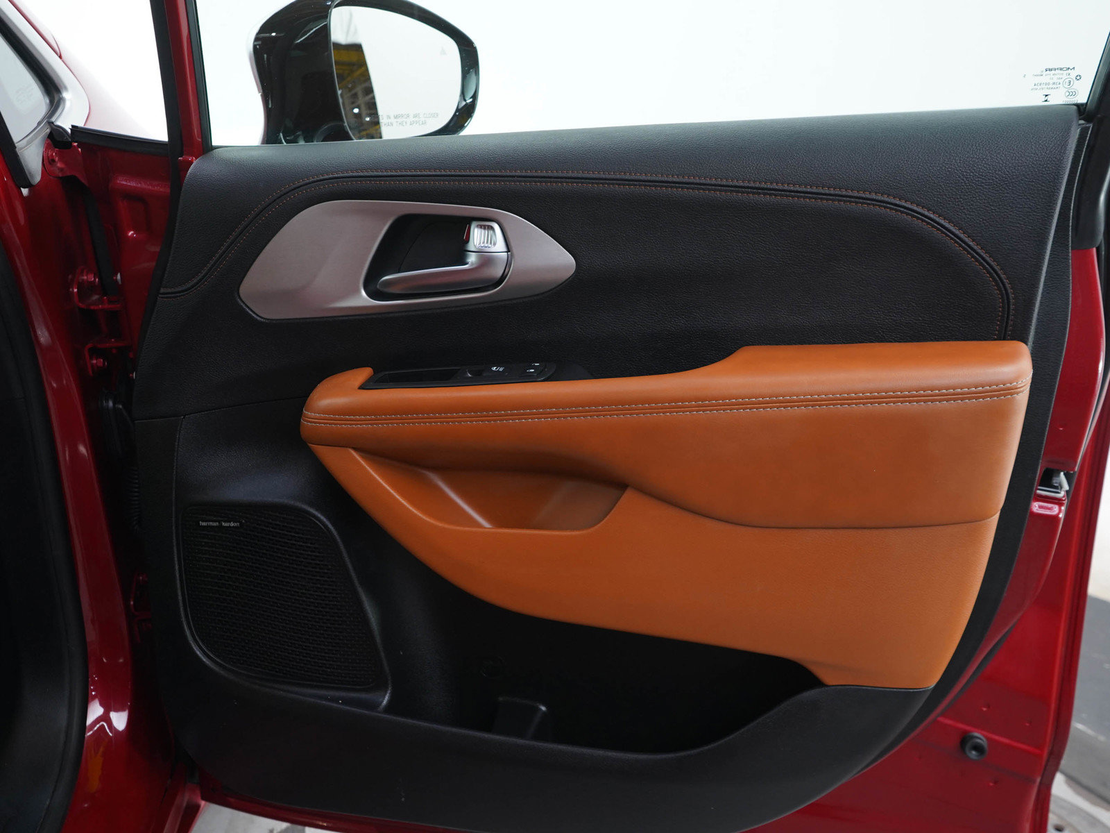 Used 2025 Chrysler Pacifica Pinnacle FWD image 9