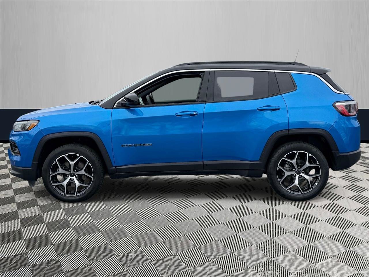 Used 2025 Jeep Compass Limited AWD/4WD image 3