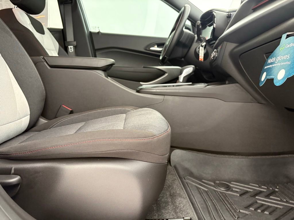Certified 2025 Chevrolet Trax RS FWD image 33