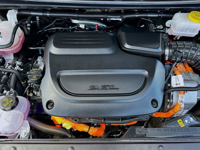 Used 2025 Chrysler Pacifica Select w/ Uconnect Theater Family Group FWD image 32