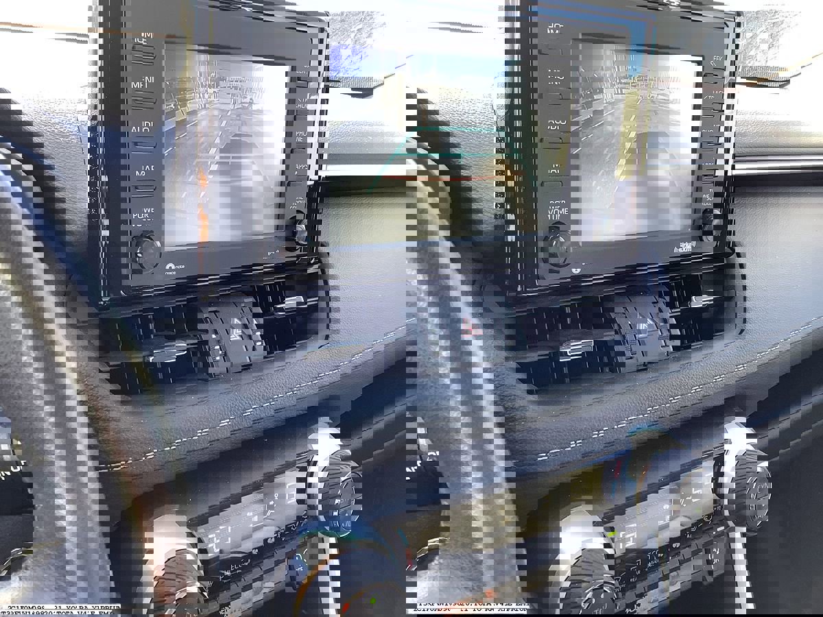 Used 2021 Toyota RAV4 XLE Premium image 9