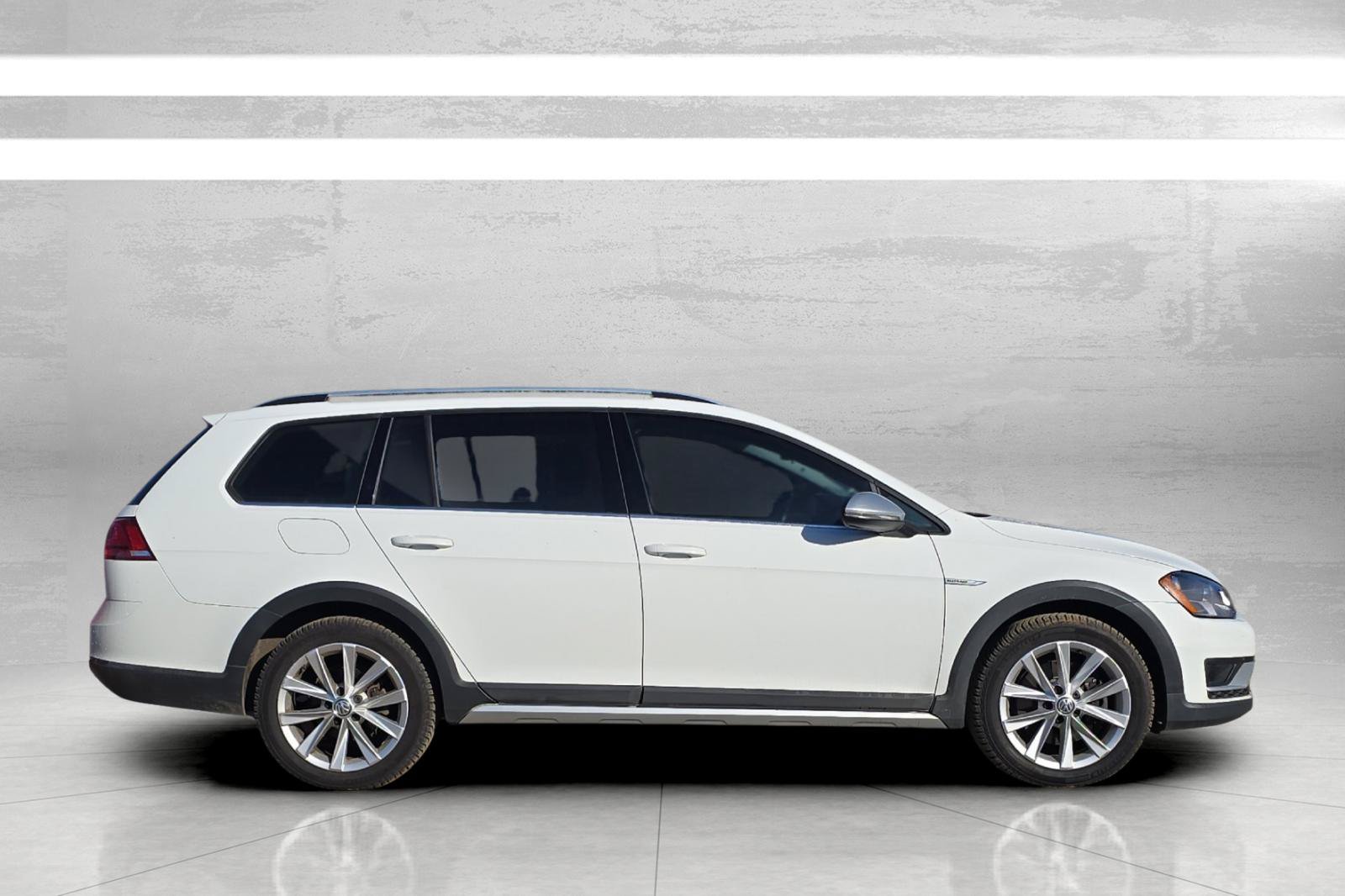 Used 2017 Volkswagen Golf Alltrack SE AWD/4WD image 3