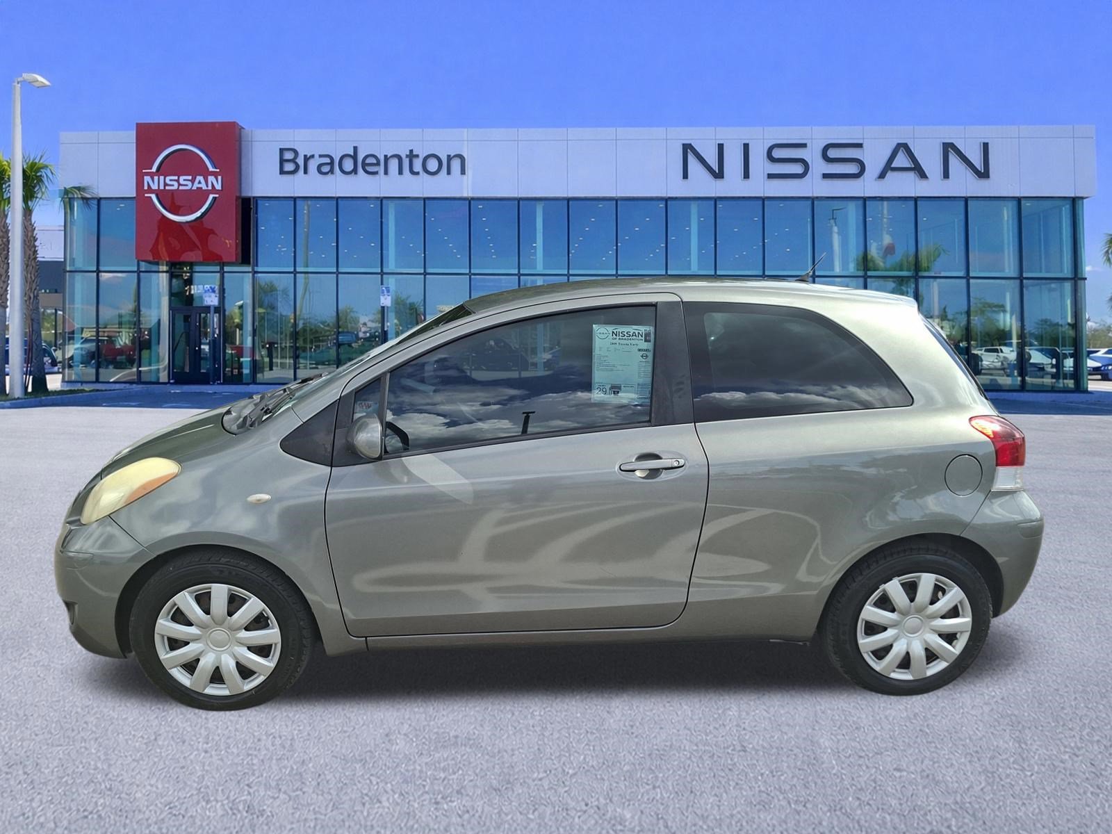 Used 2009 Toyota Yaris 2-Door Hatchback FWD image 8
