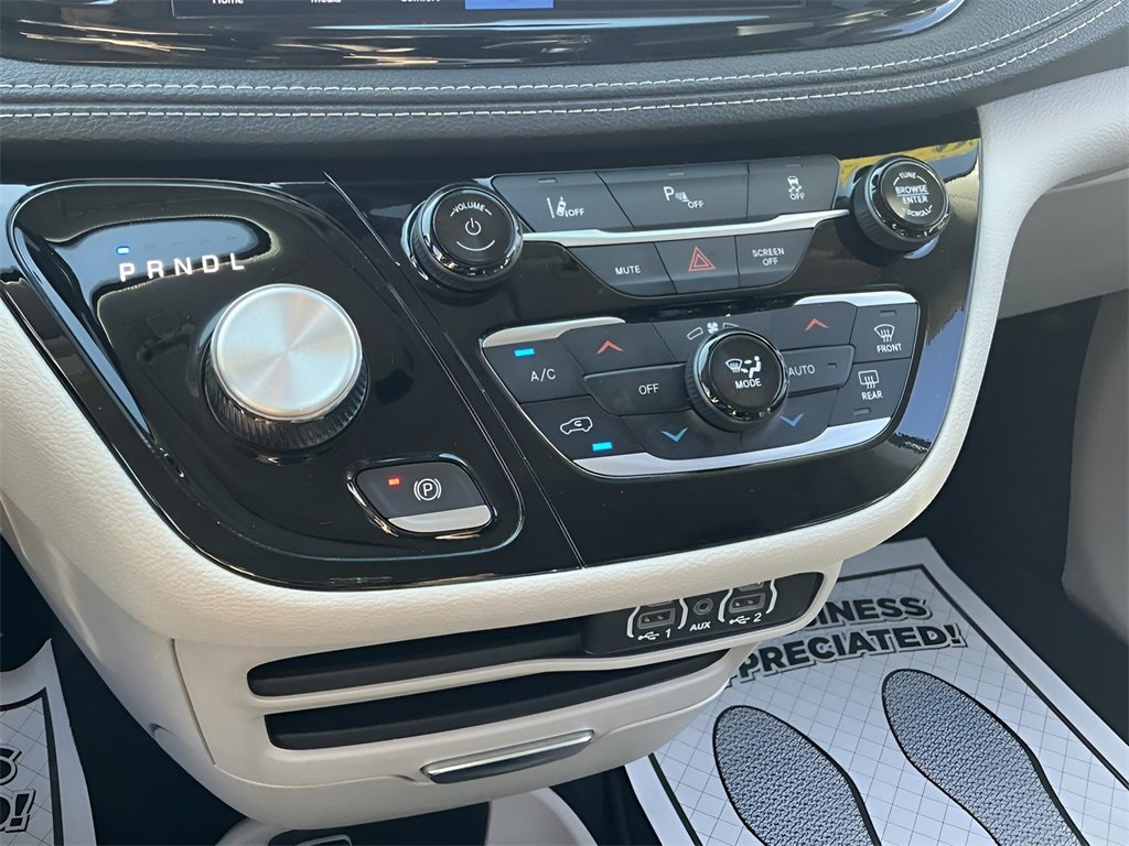 Used 2024 Chrysler Pacifica Select image 33