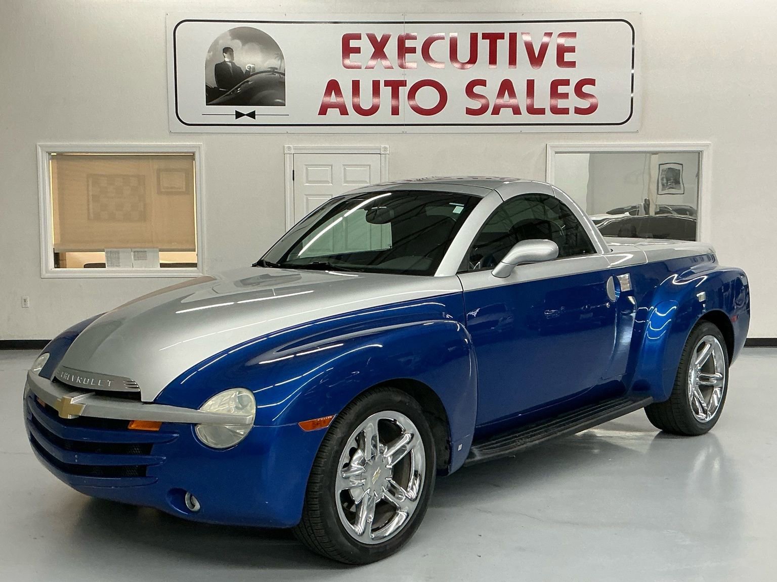 Used 2006 Chevrolet SSR w/ Preferred Equipment Group image 2