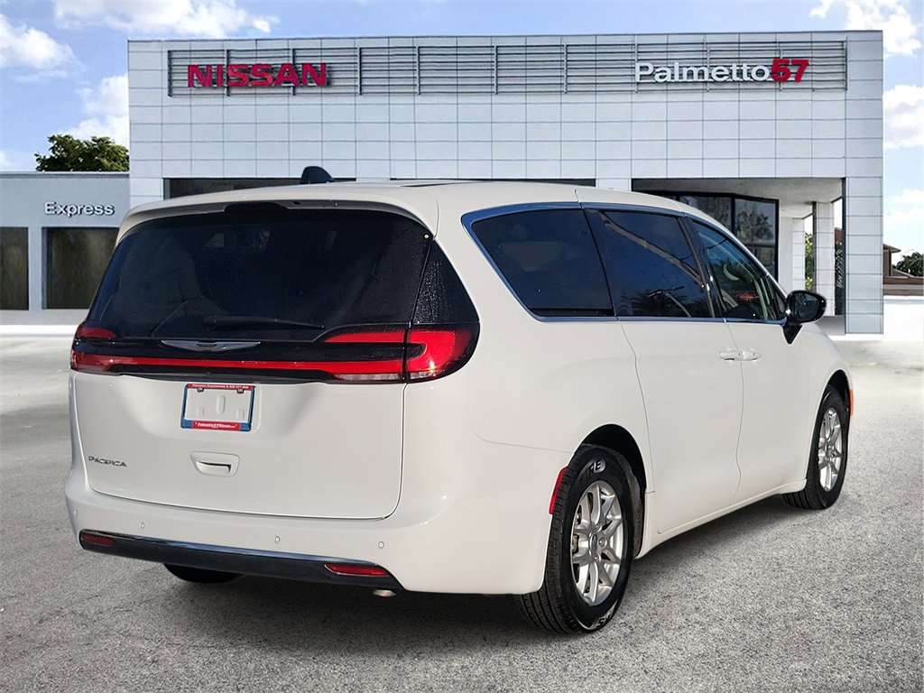 Used 2024 Chrysler Pacifica Touring-L image 6