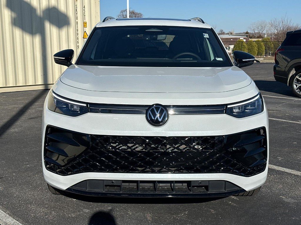 Used 2025 Volkswagen Tiguan SE R-Line image 2