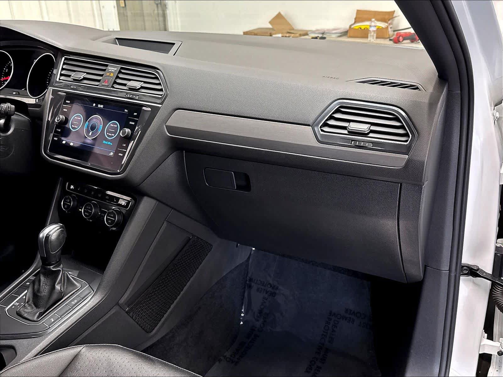 Used 2020 Volkswagen Tiguan SE R-Line FWD image 29