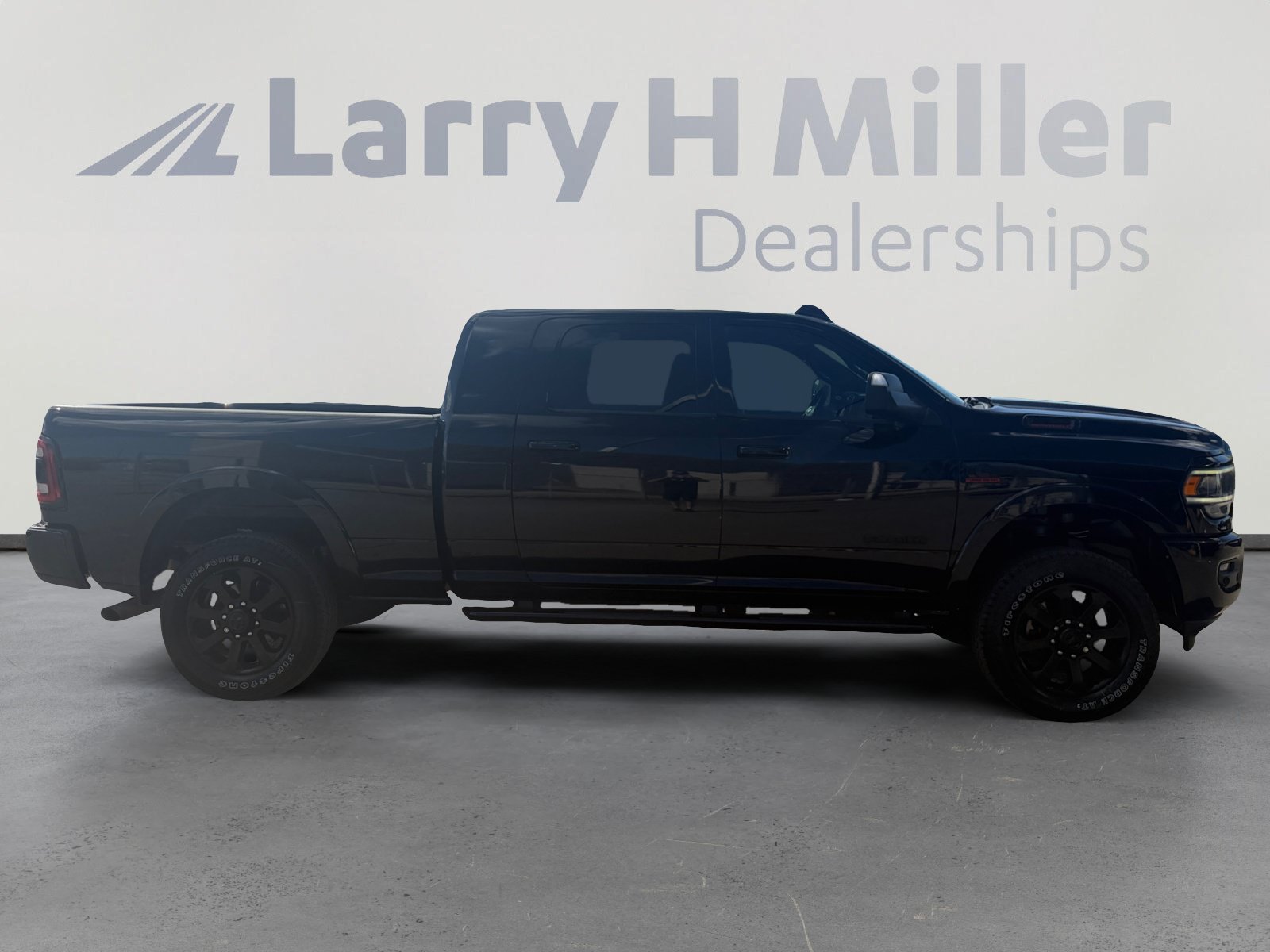 Used 2019 RAM 3500 Laramie w/ Black Appearance Package AWD/4WD image 6