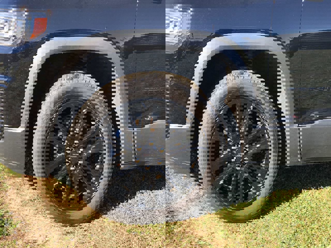 Used 2023 GMC Acadia SLE w/ Driver Convenience Package image 2