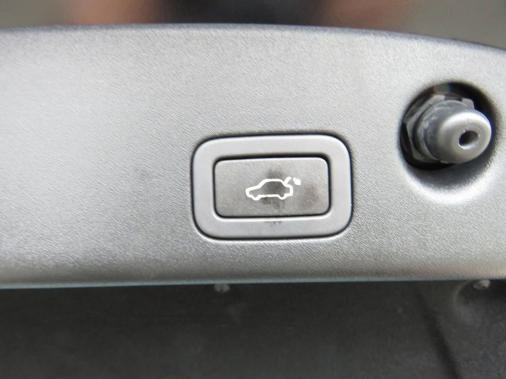 Used 2015 Jaguar XJ AWD image 18