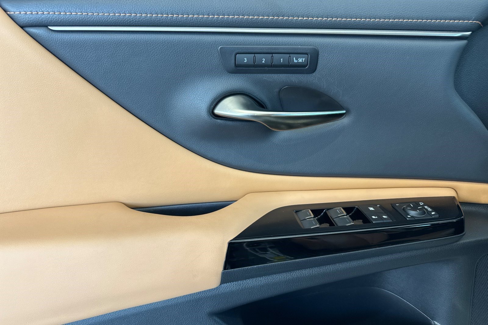 Certified 2025 Lexus ES 300h w/ Premium Package FWD image 12