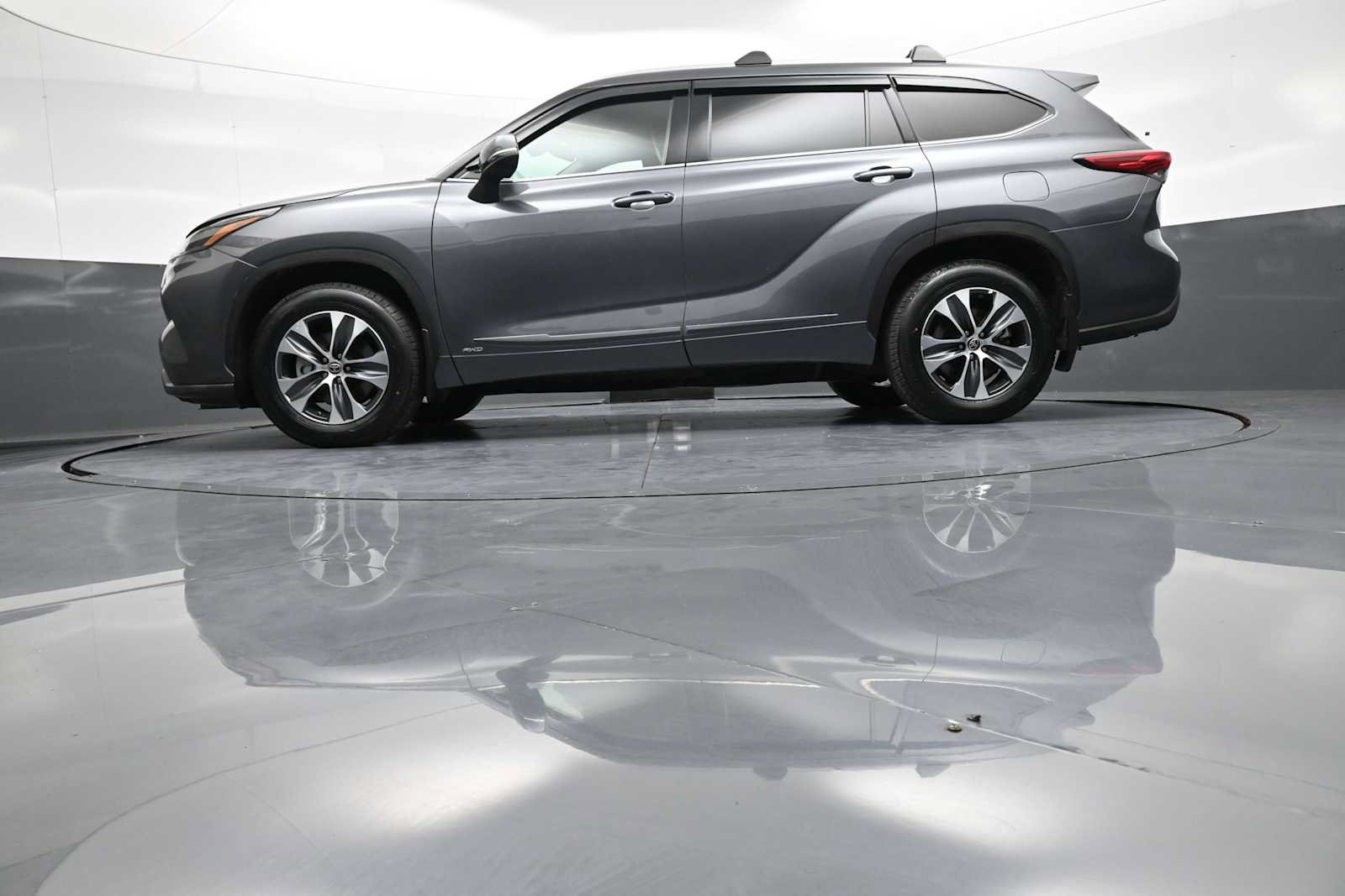 Used 2022 Toyota Highlander XLE AWD/4WD image 34