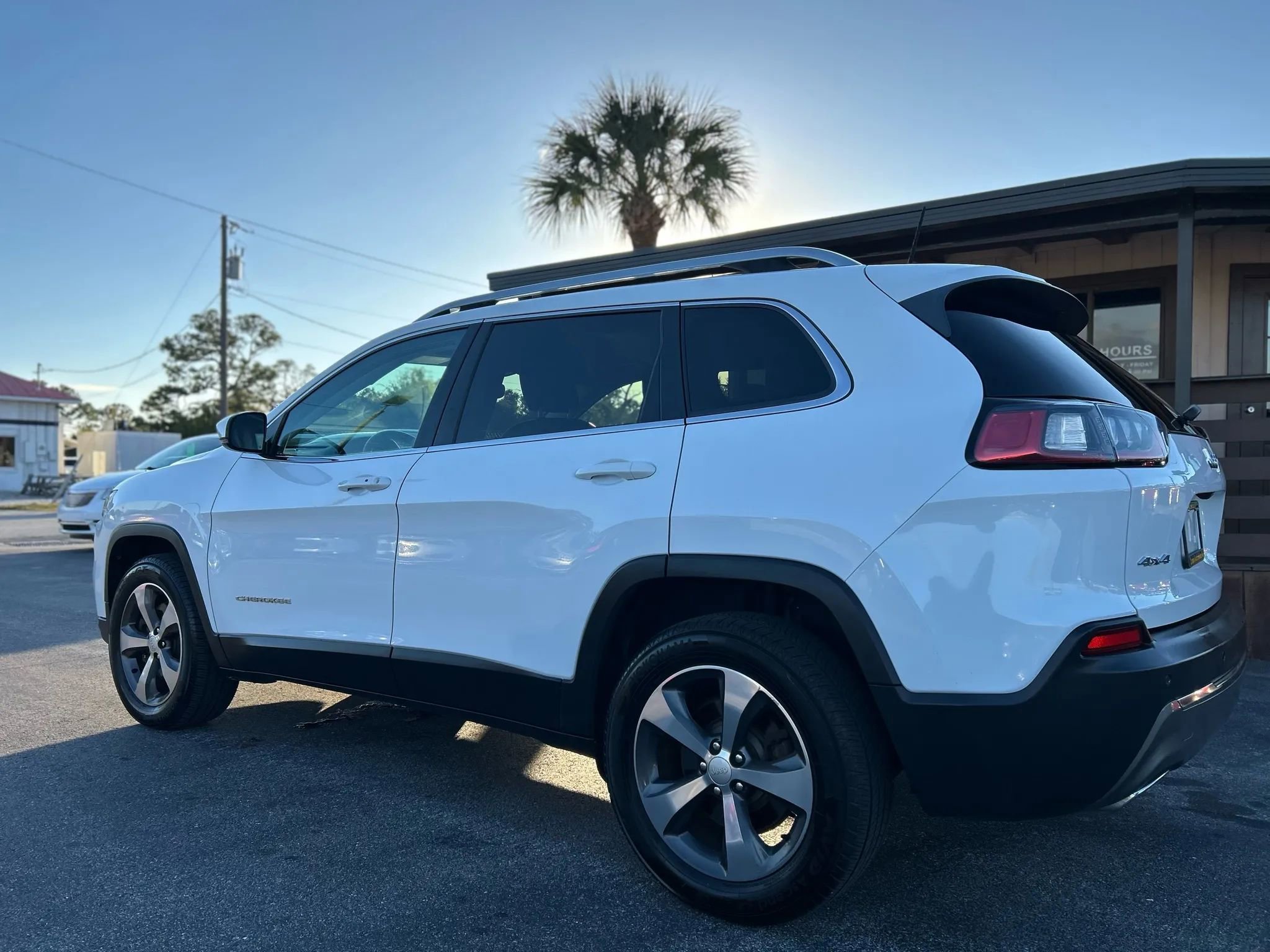 Used 2019 Jeep Cherokee Limited image 4
