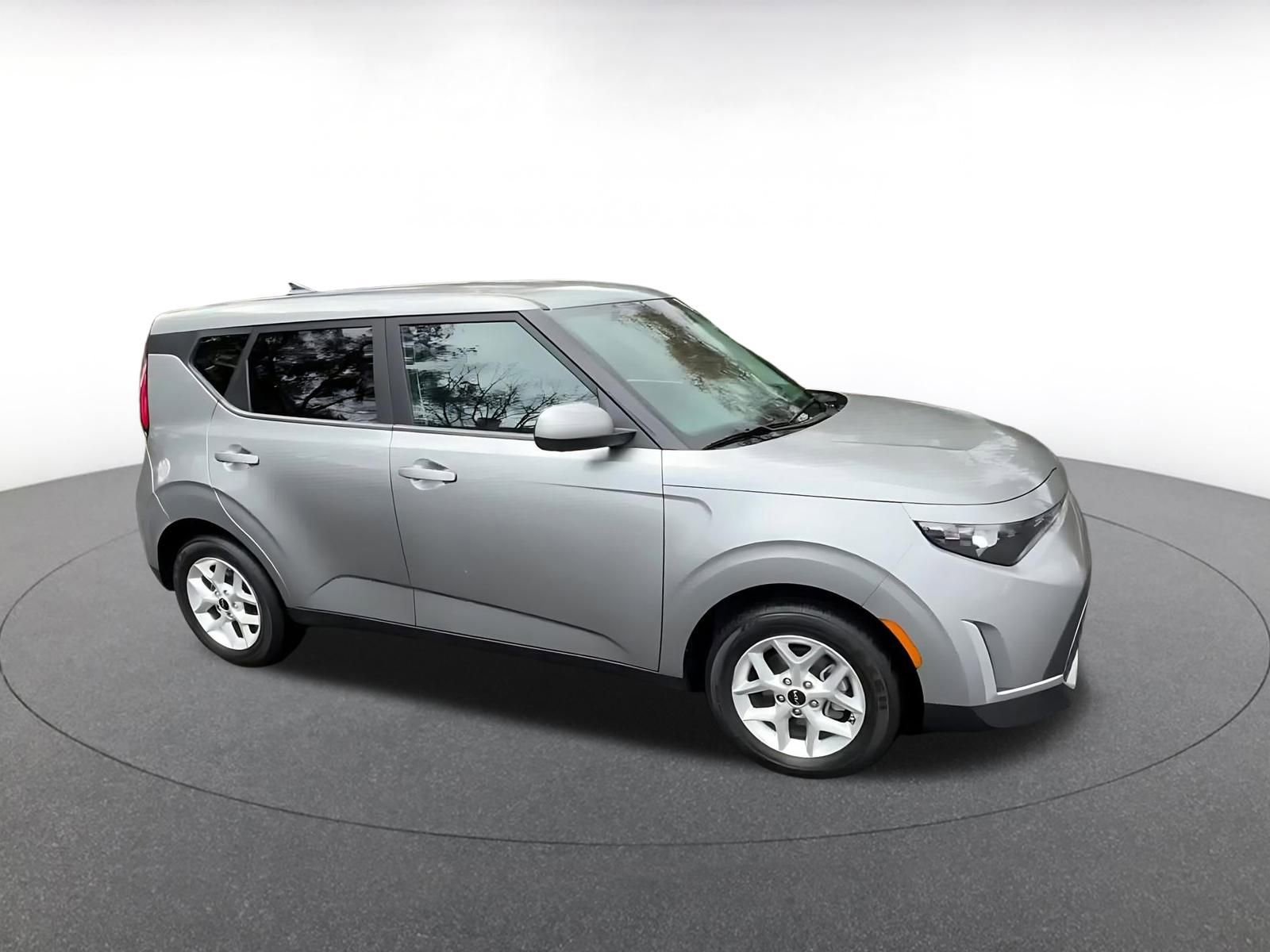 Used 2025 Kia Soul LX w/ LX Technology Package image 2