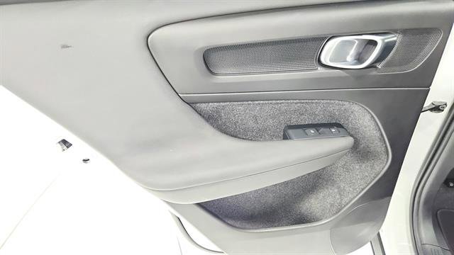 Used 2024 Volvo XC40 B5 Core image 23