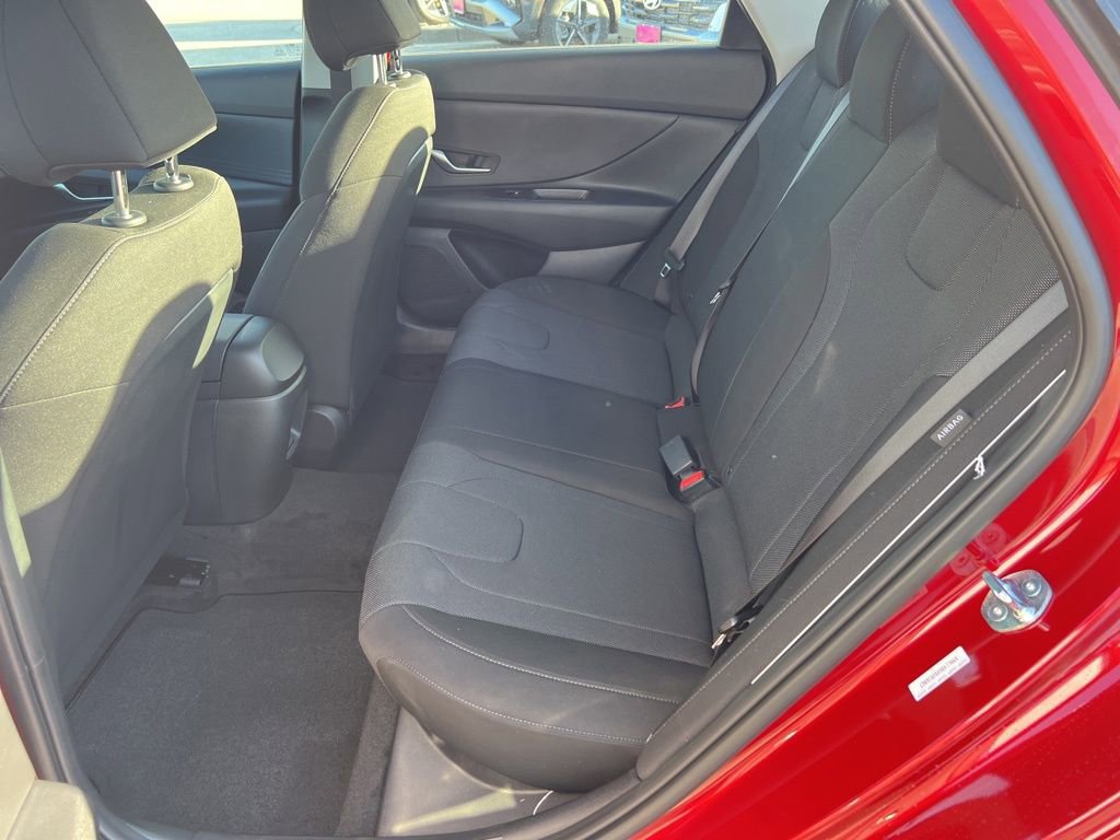 Used 2025 Hyundai Elantra SE image 11