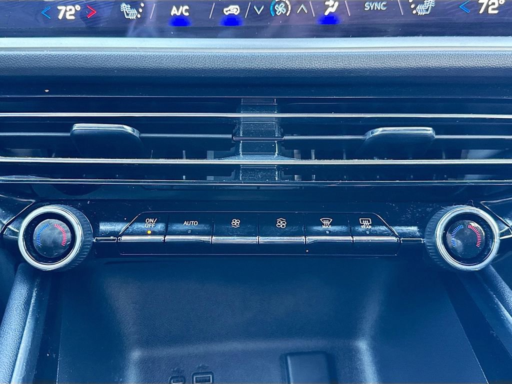 Used 2025 Chevrolet Traverse LT w/ Sun and Wheel Package image 15