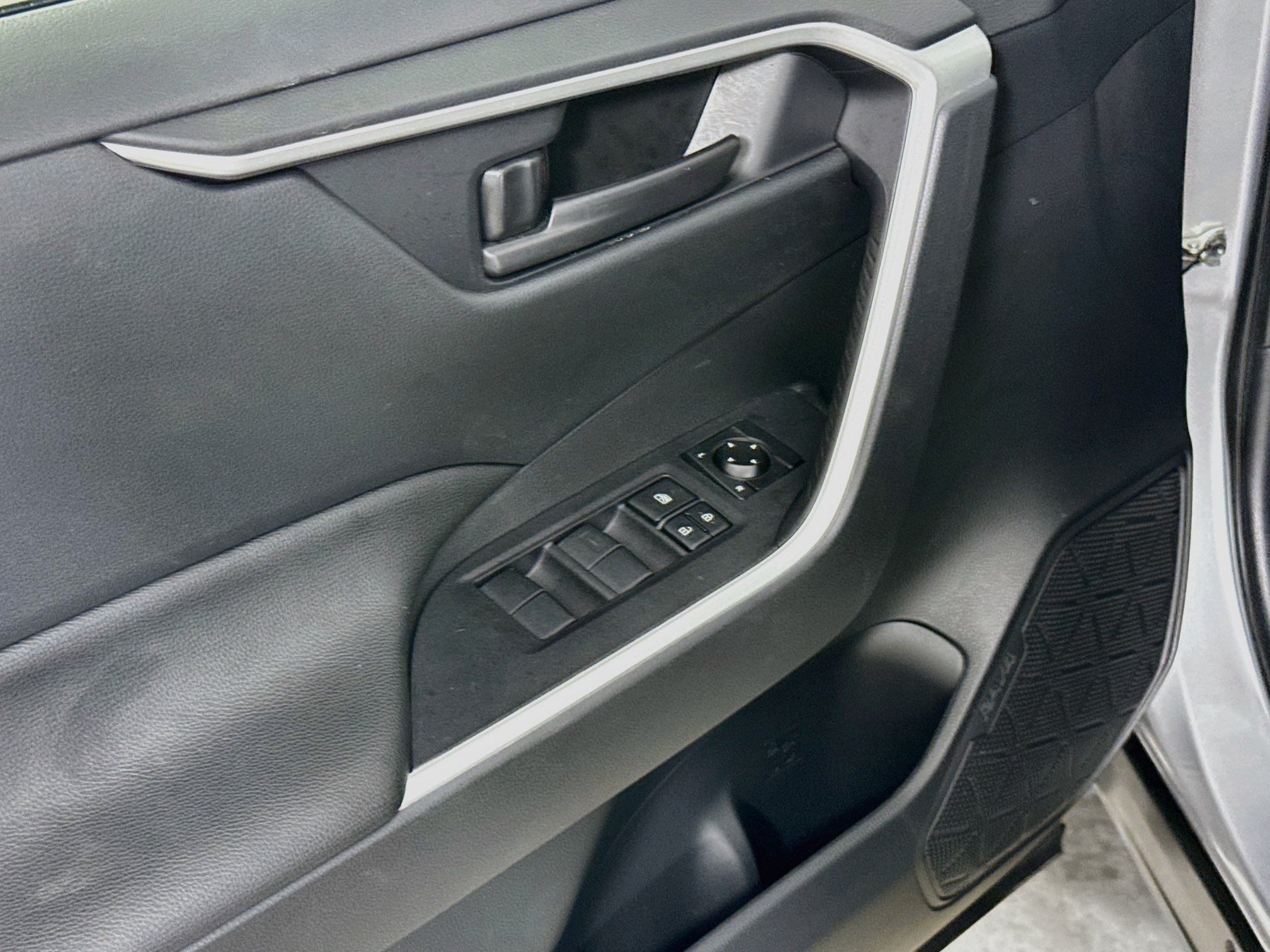 Used 2025 Toyota RAV4 LE AWD/4WD image 18
