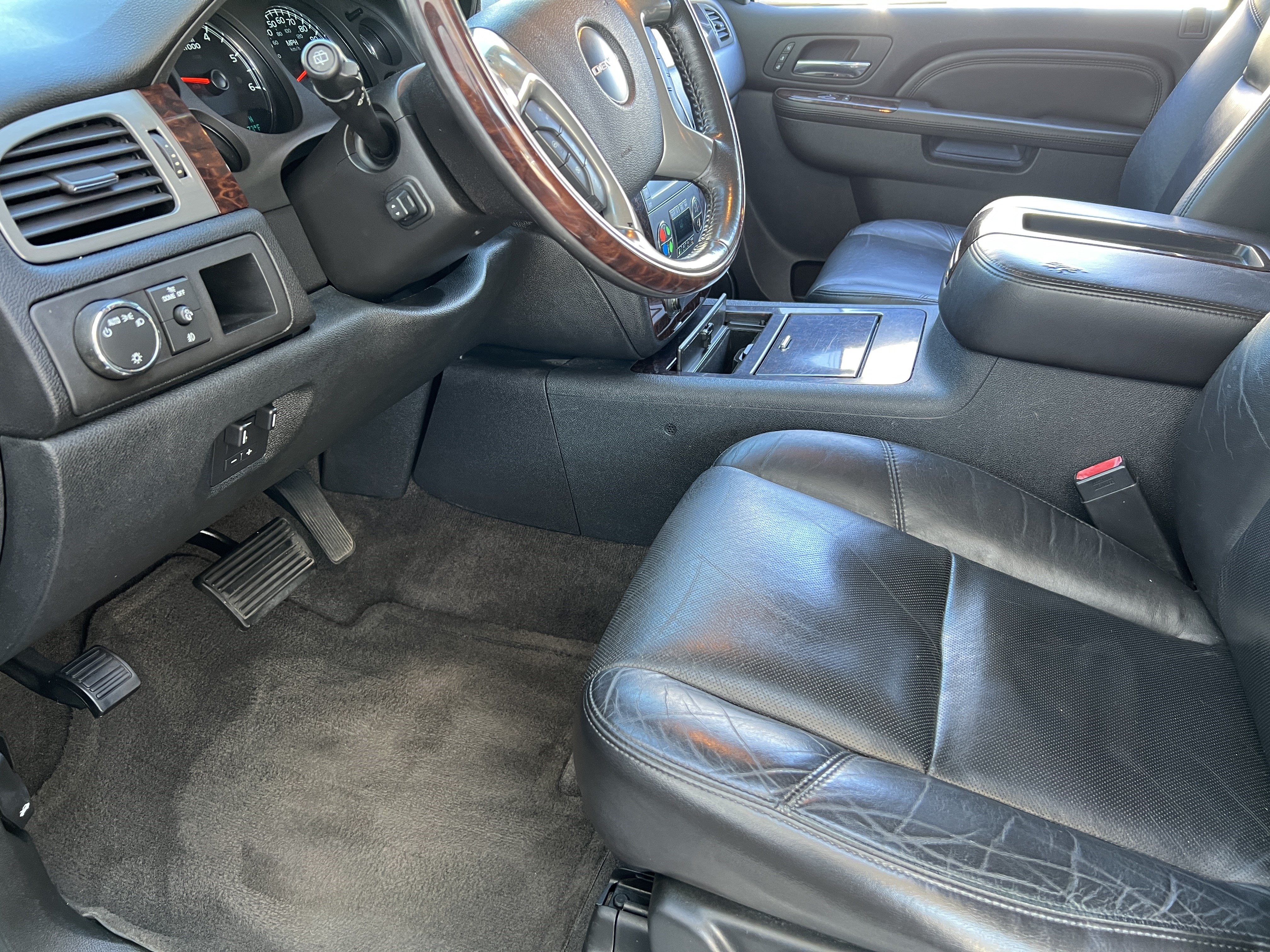 Used 2010 GMC Yukon Denali AWD/4WD image 12