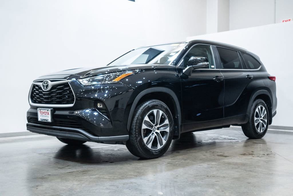 Used 2023 Toyota Highlander XLE AWD/4WD image 4