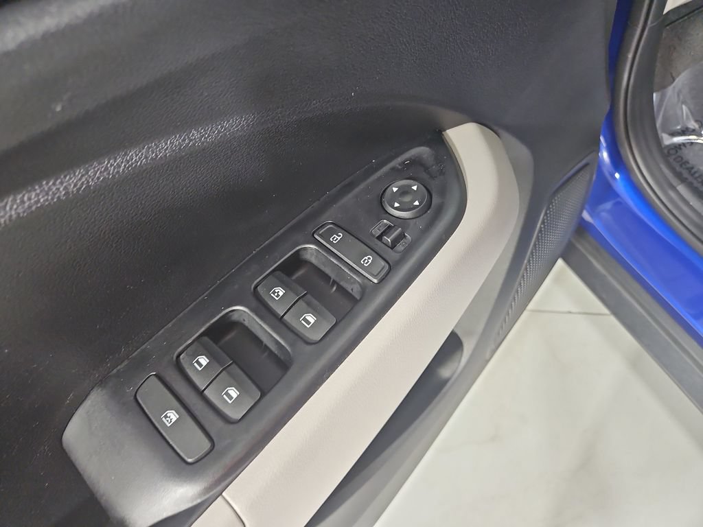 Certified 2025 Hyundai Venue SEL FWD image 13