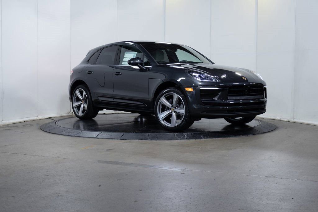Certified 2025 Porsche Macan AWD/4WD image 9