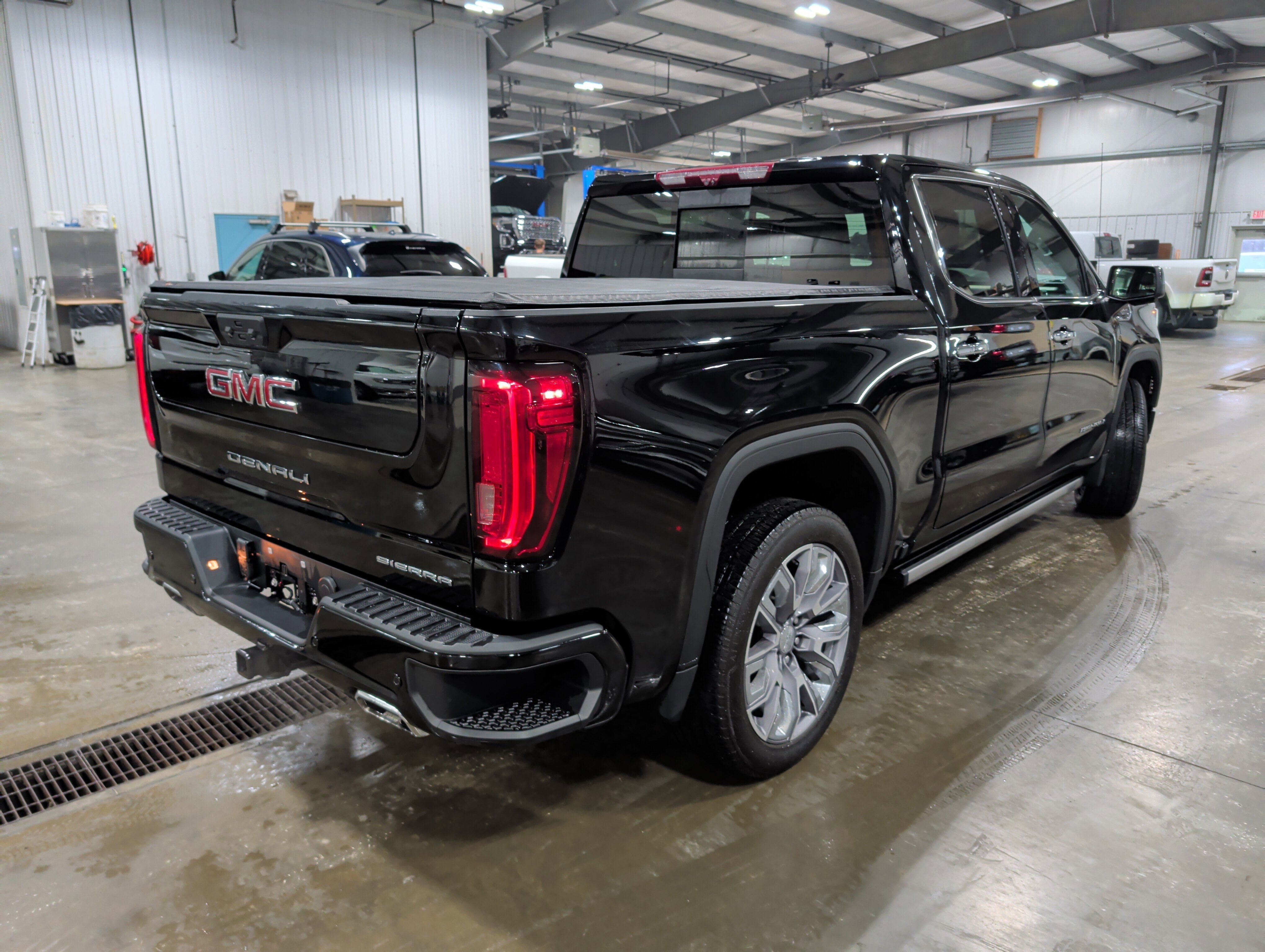 Used 2023 GMC Sierra 1500 Denali w/ Denali Reserve Package AWD/4WD image 3
