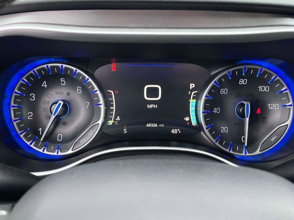 Used 2024 Chrysler Pacifica Touring-L FWD image 3