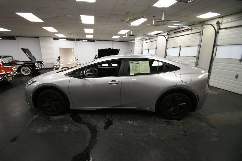 Used 2024 Toyota Prius LE image 4