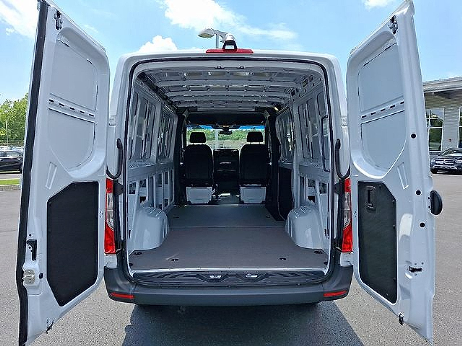 Used 2025 Mercedes-Benz Sprinter 2500 image 10