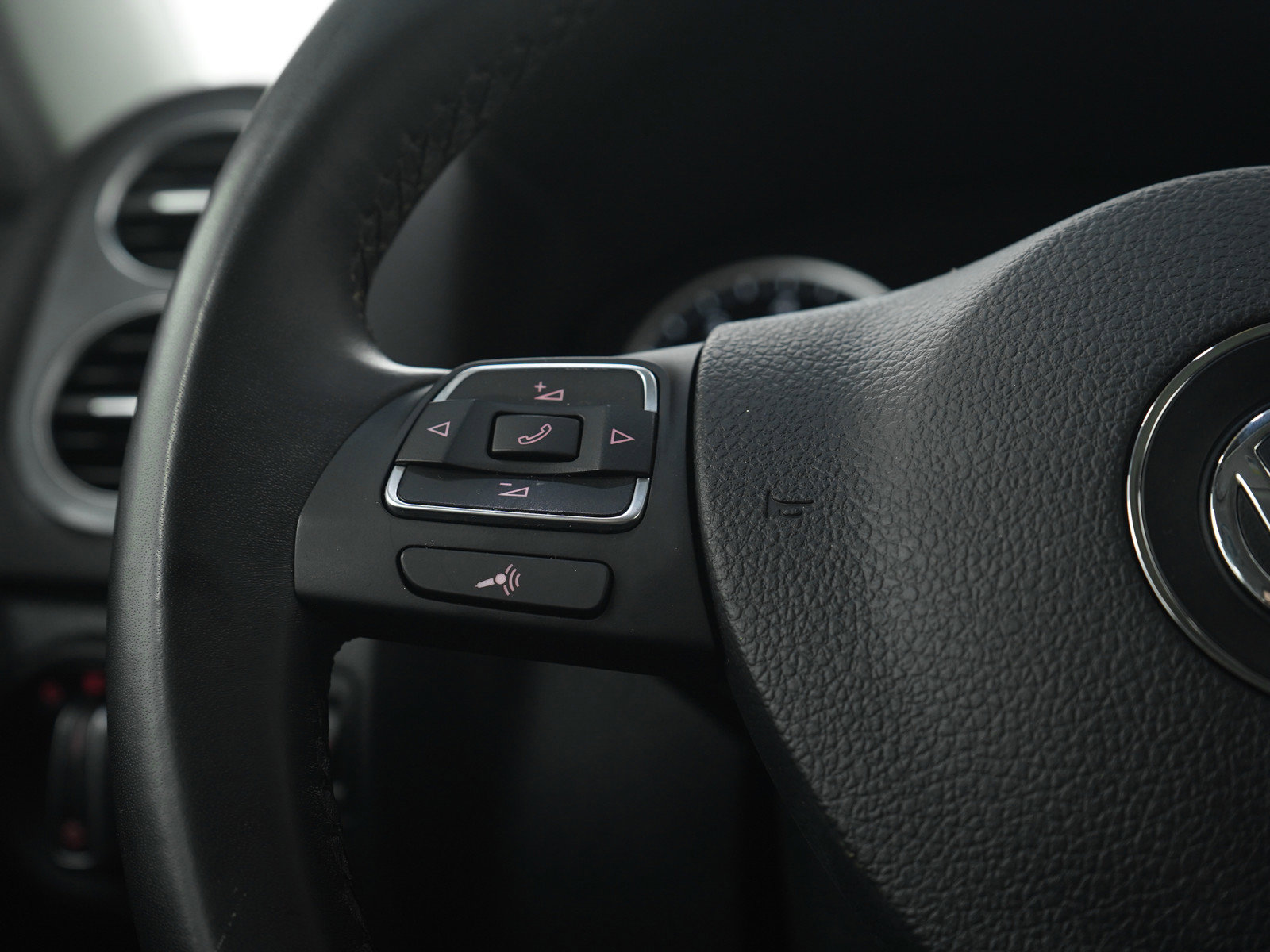 Used 2017 Volkswagen Tiguan S image 25