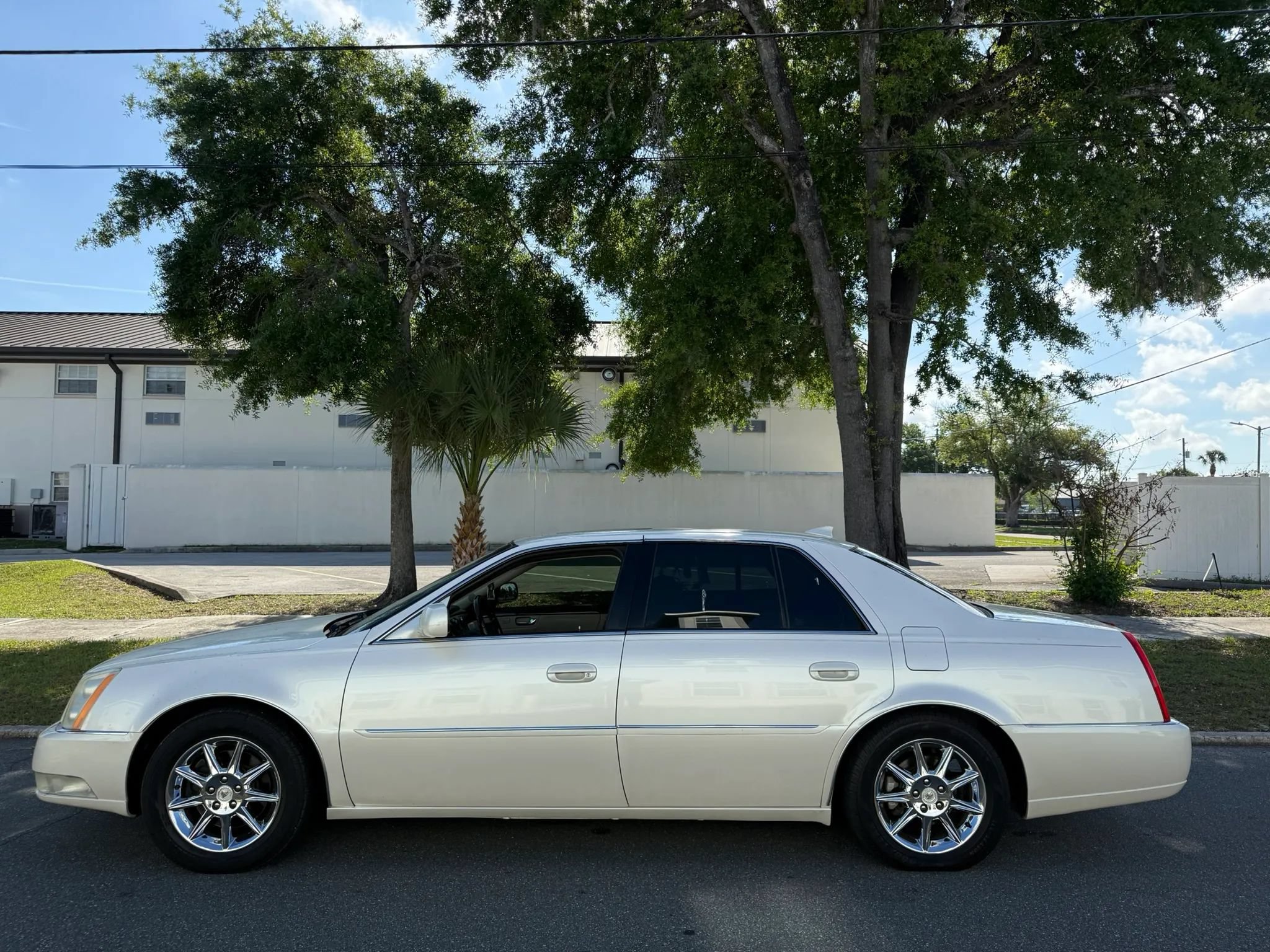 Used 2011 Cadillac DTS Luxury FWD image 5