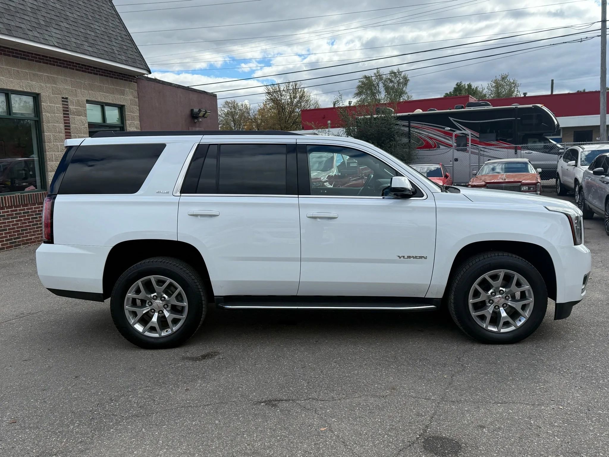 Used 2019 GMC Yukon SLE w/ SLE Value Package image 4