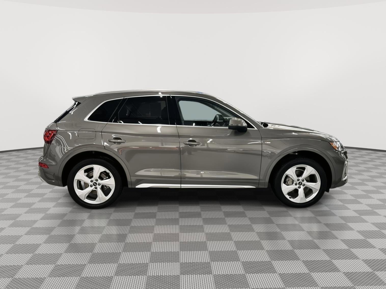 Certified 2025 Audi Q5 2.0T Premium Plus w/ Premium Plus Package image 4