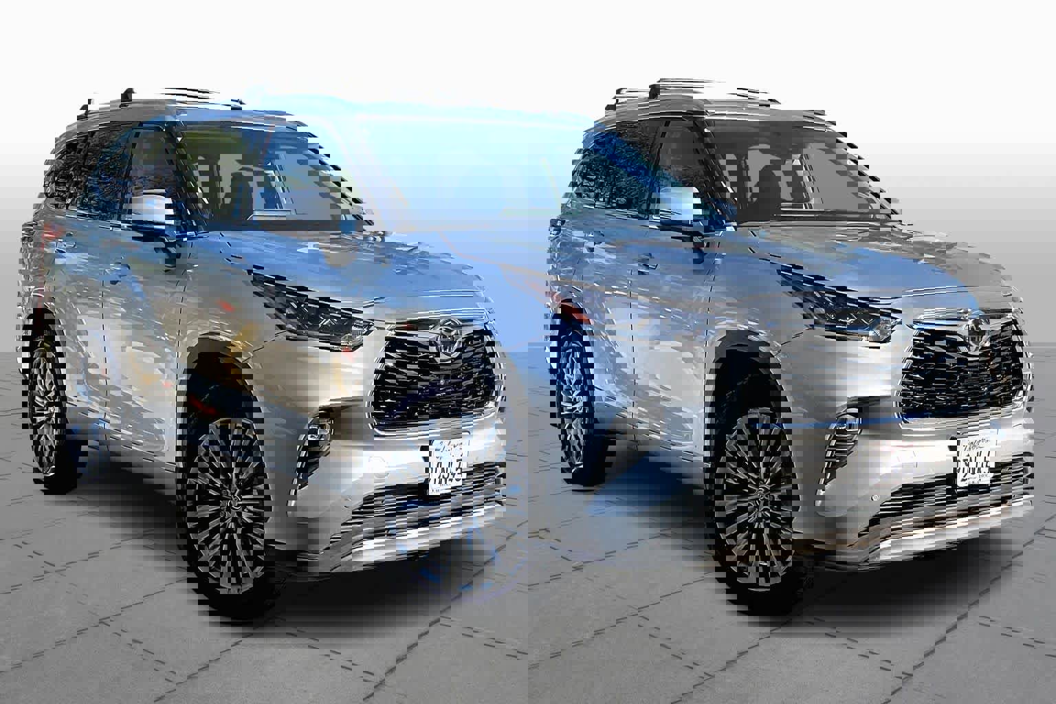 Used 2022 Toyota Highlander Platinum image 2