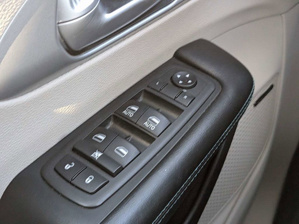 Used 2018 Chrysler Pacifica Limited w/ Advanced Safetytec Group FWD image 30