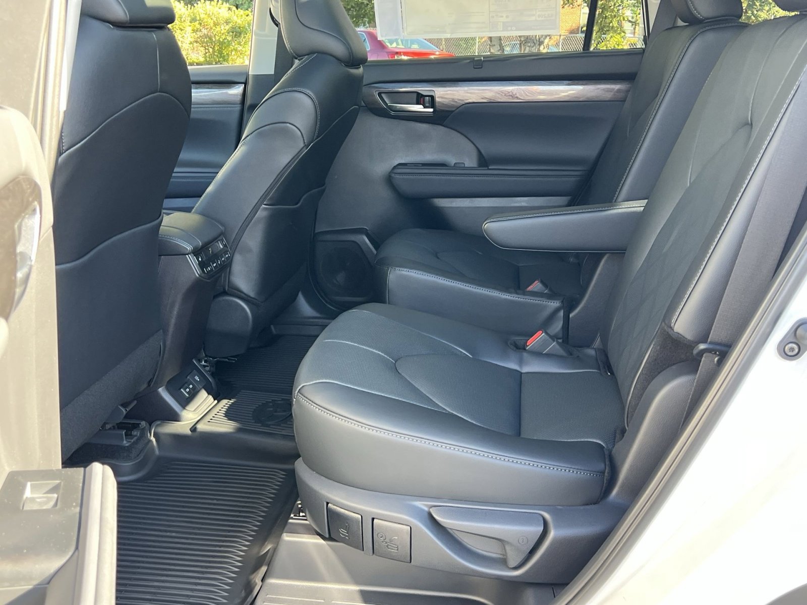 New 2025 Toyota Highlander Platinum image 18