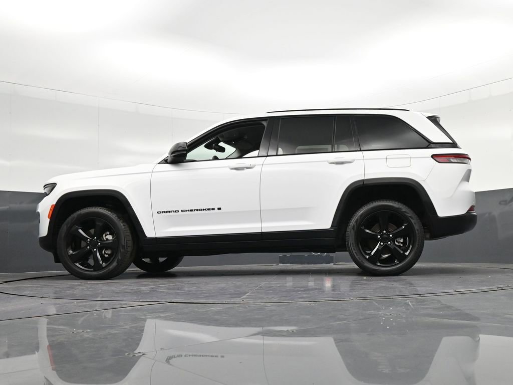Used 2024 Jeep Grand Cherokee Limited w/ Black Appearance Package AWD/4WD image 39