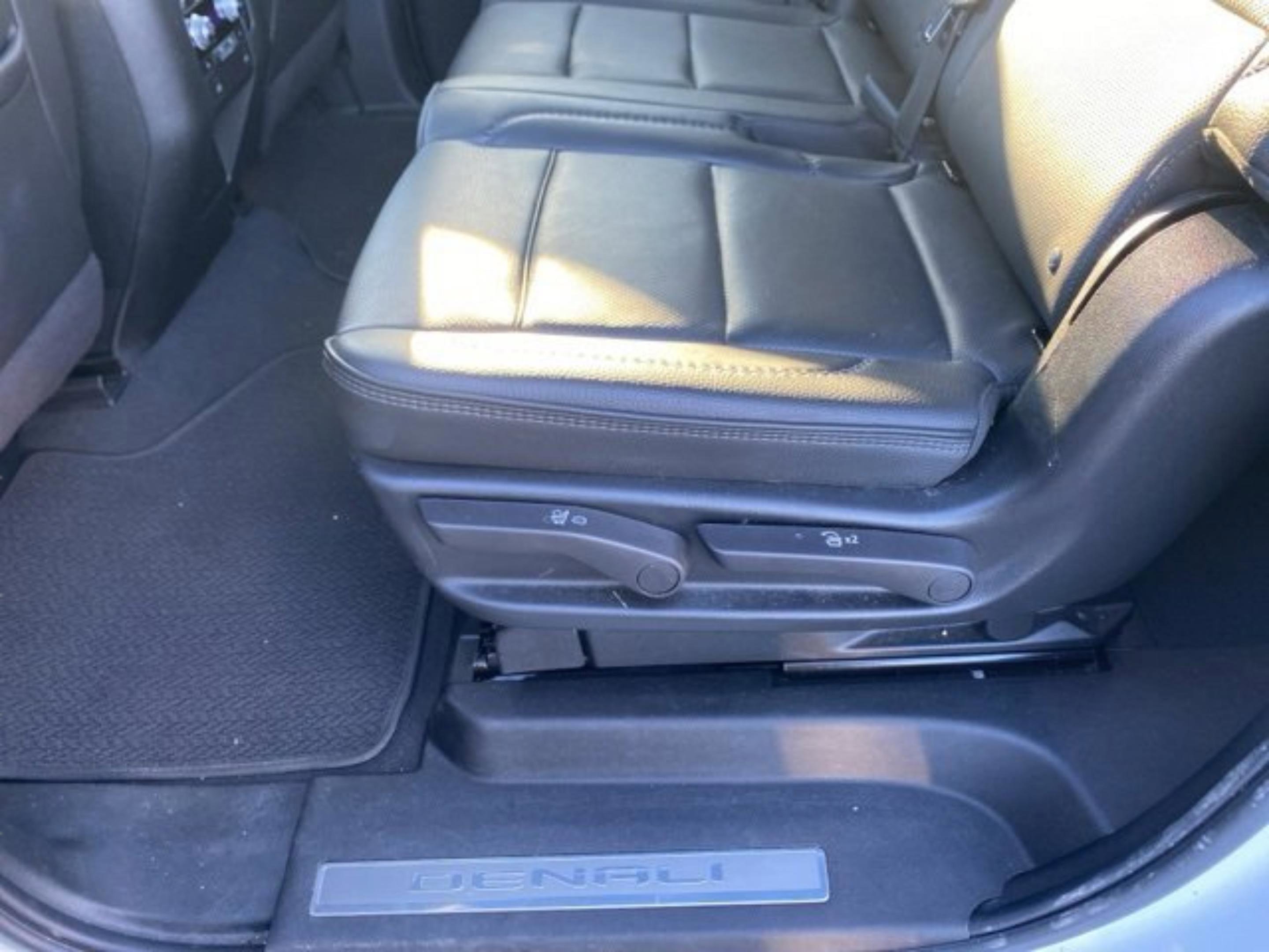Used 2024 GMC Yukon XL Denali RWD image 29